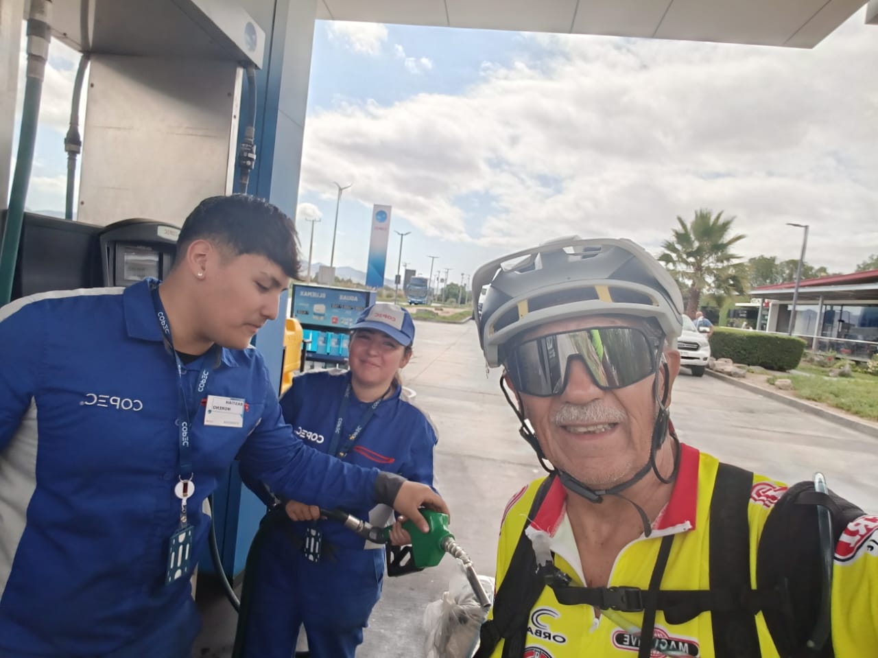 Pedro Lemus realiza una parada en una estación de servicio durante su travesía en bicicleta rumbo a Taltal.