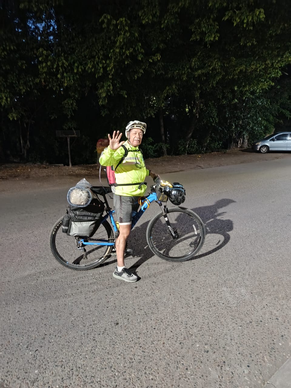 Pedro Lemus detenido de noche al borde de la carretera, usando ropa reflectante, en pleno avance de su travesía hacia Taltal.