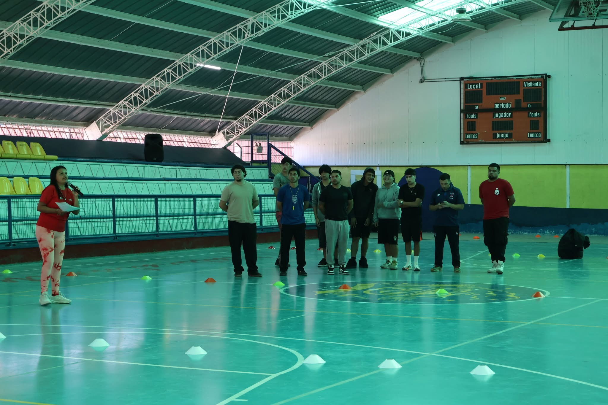 Lanzamiento oficial de la Escuela de Verano Municipal 2026 en el Estadio Techado de Taltal con monitores y participantes.