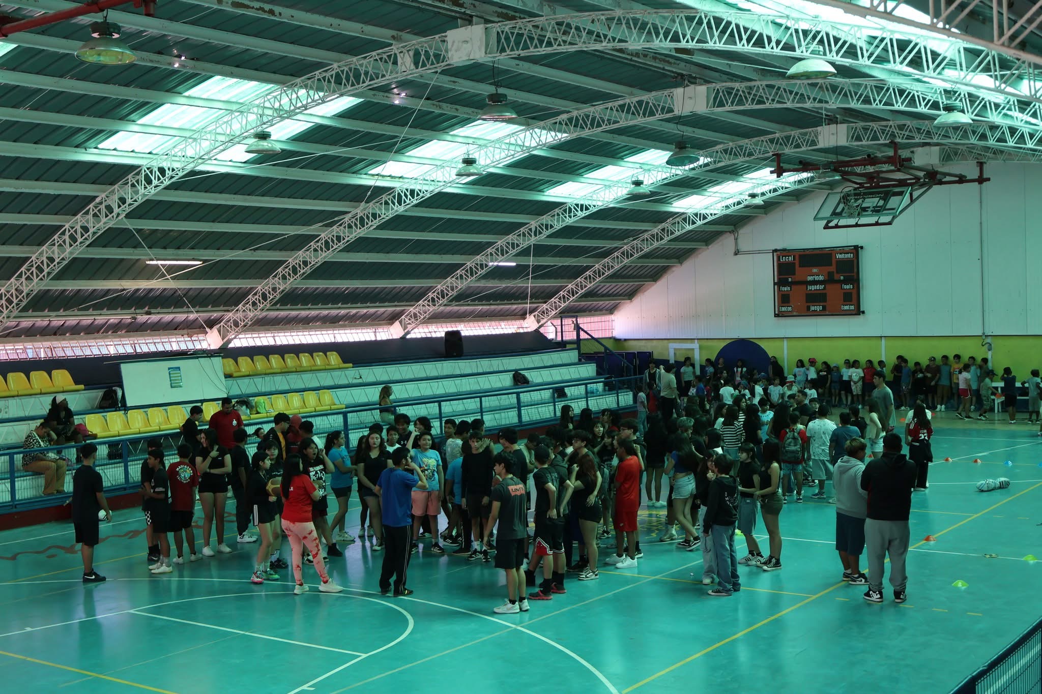 Gran grupo de niños y jóvenes de distintos sectores de la comuna reunidos para iniciar sus talleres estivales.