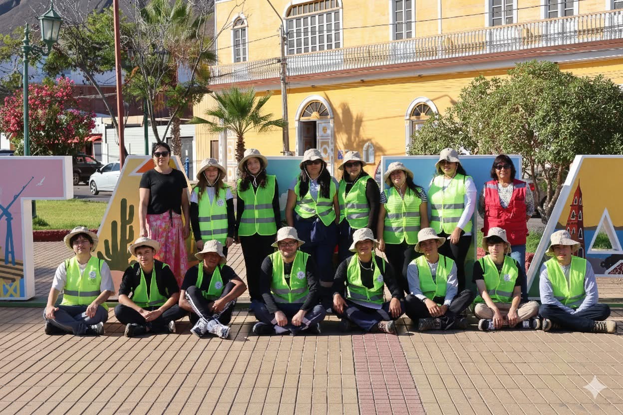 Equipo de 17 jóvenes del Team Verano de Taltal posando frente al centro de la ciudad antes de iniciar sus labores de limpieza estival.
