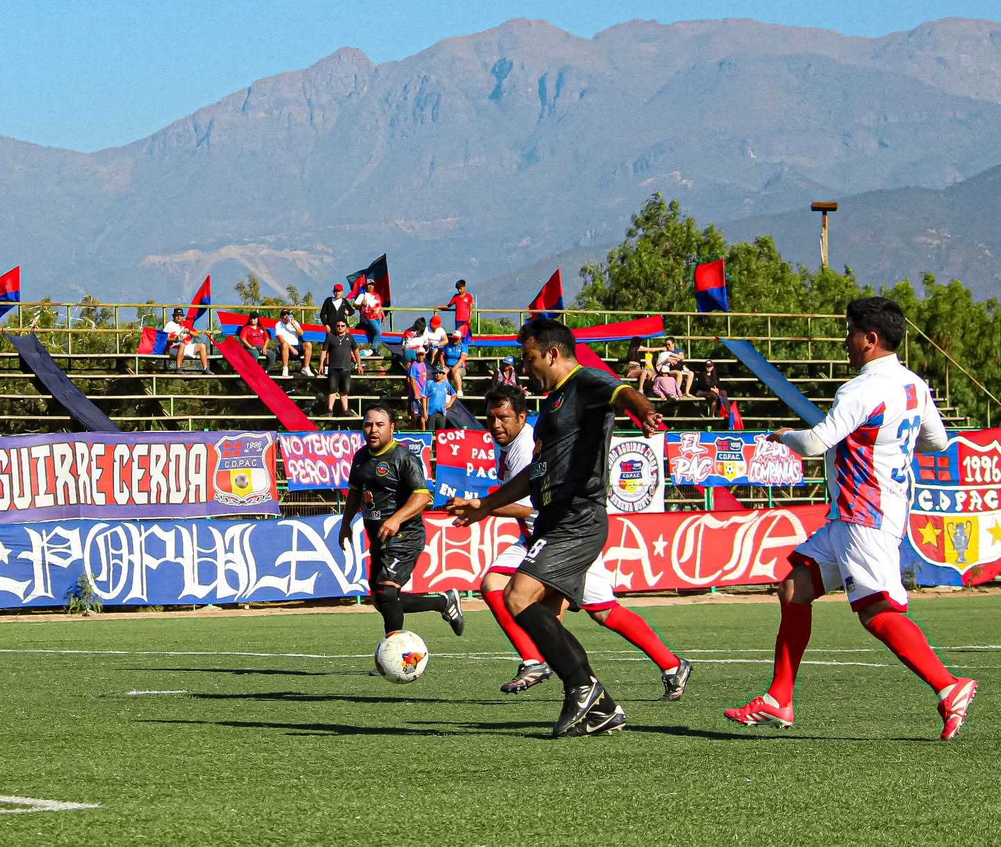 Disputa del balón entre Escudo de Chile y Pedro Aguirre Cerda de La Serena en la definición del Grupo 2.
