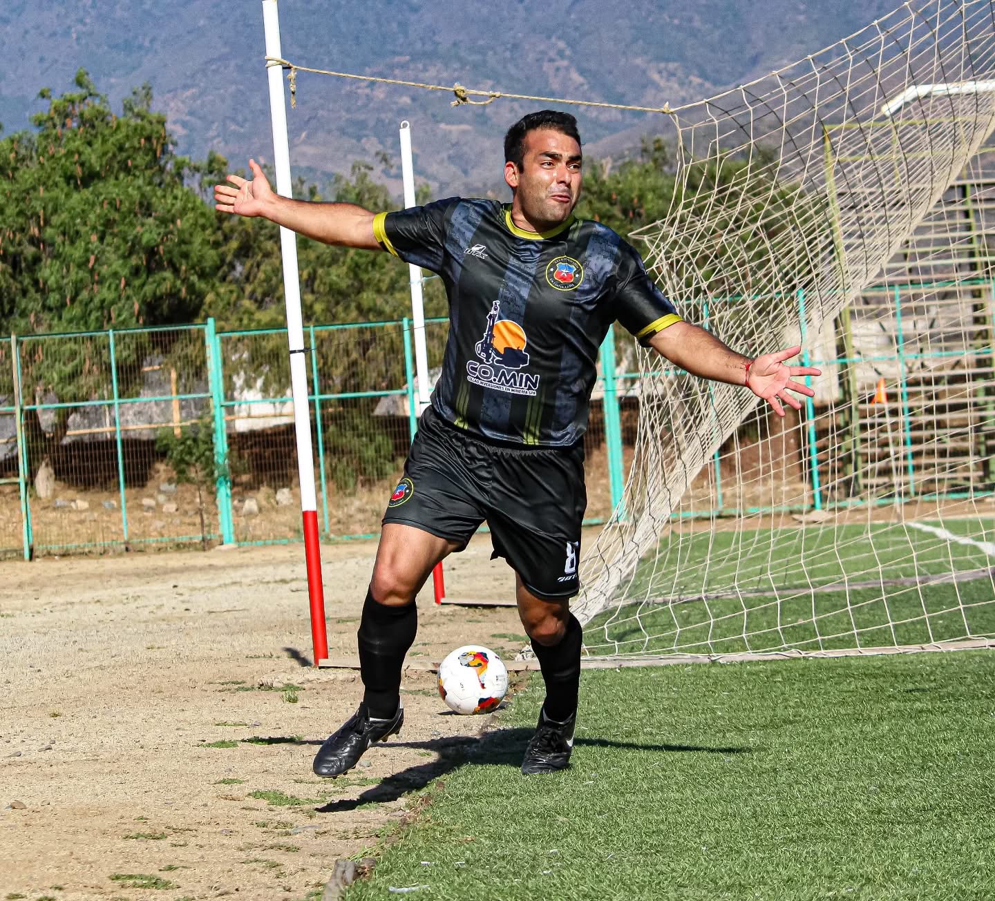 Gesto de esfuerzo y competitividad de un integrante de Escudo de Chile durante el cierre de la fase grupal en La Ligua.