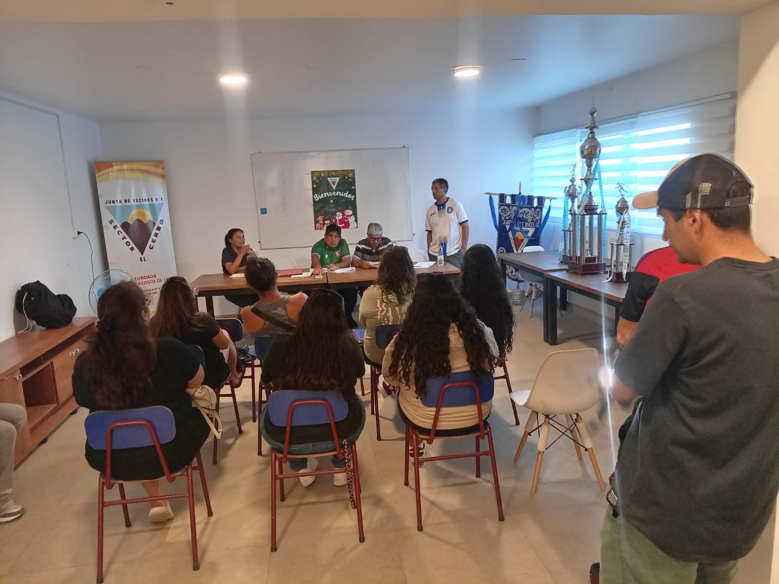 Reunión organizativa del Campeonato de Futbolito 2026 con Juan Arenas, el concejal Segundo Llanos y delegados de equipos locales en la sede vecinal.