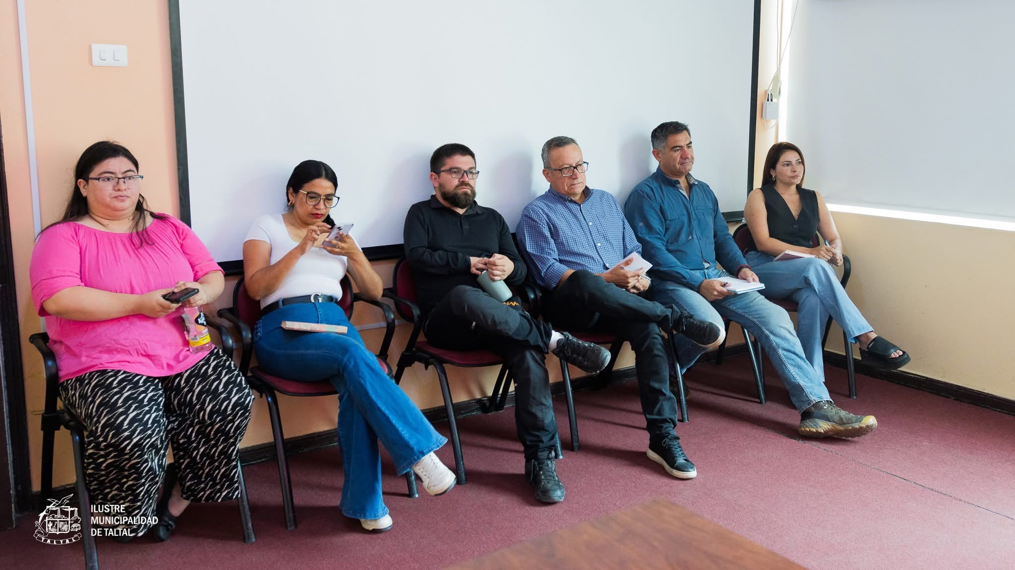 Equipo municipal y voluntarios participando en la logística del centro de acopio en Taltal.