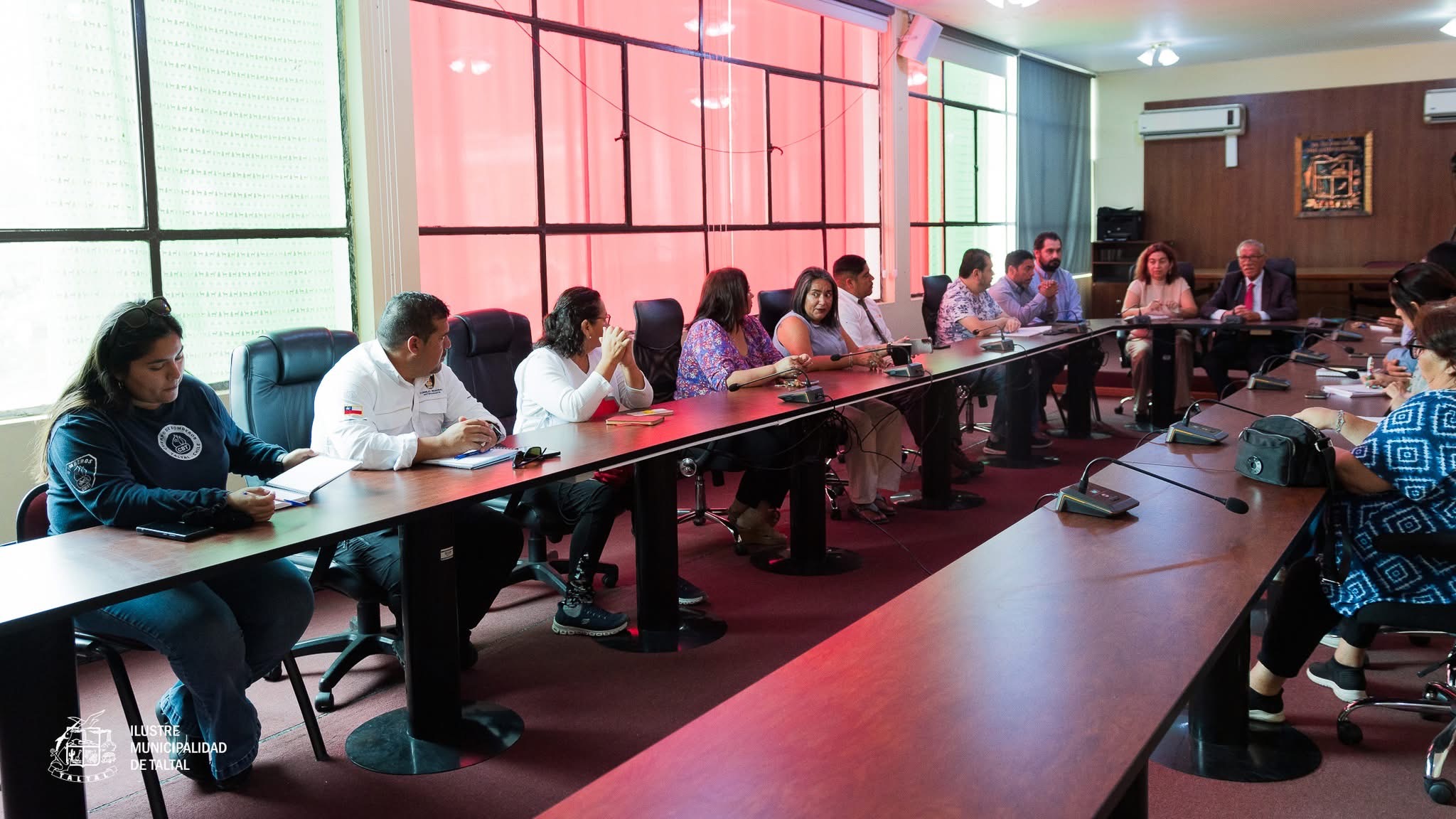 Representantes de instituciones y organizaciones sociales en mesa de trabajo por incendios forestales.