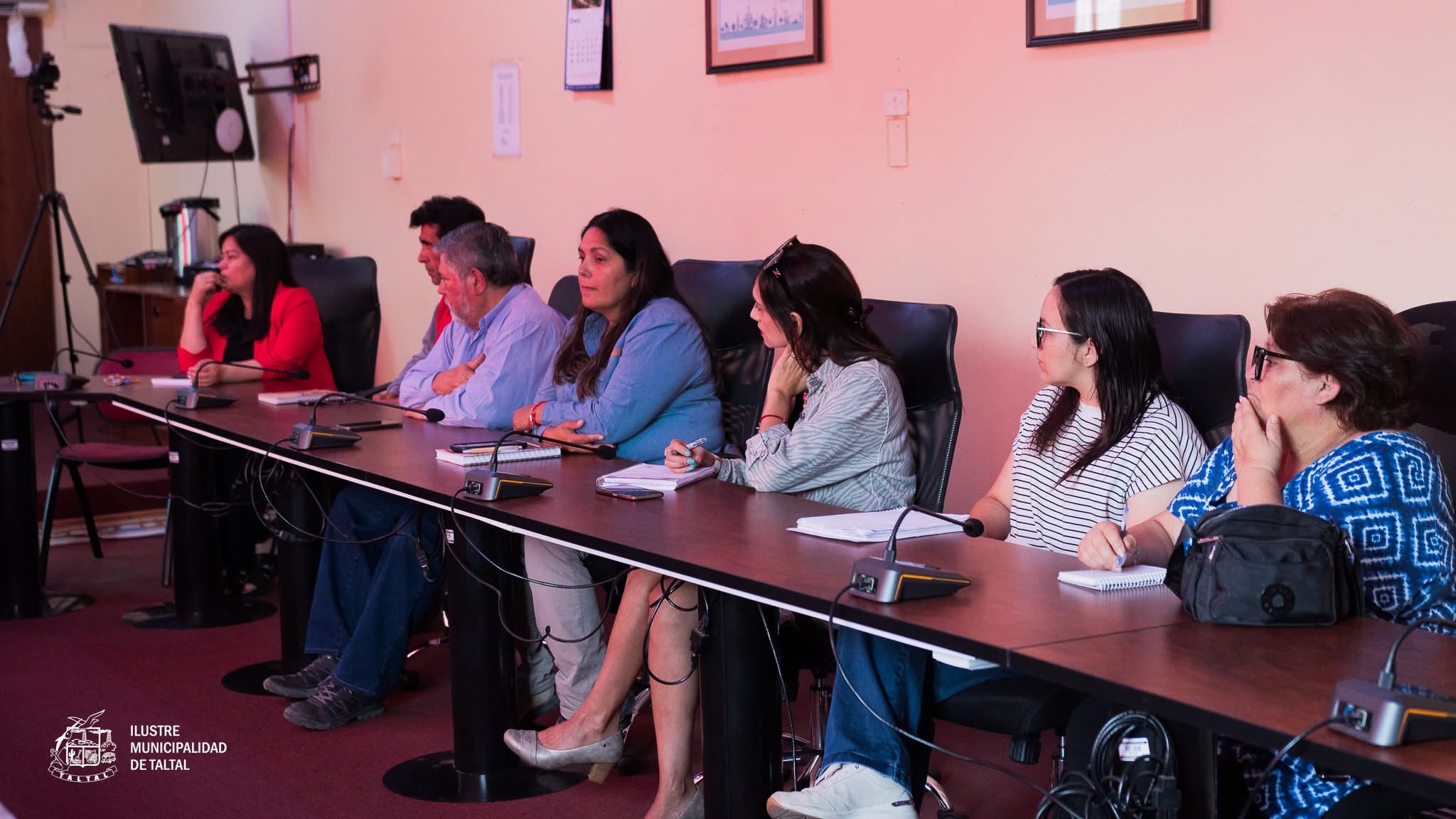 Dirigentes y voluntarios taltalinos planificando la recolección de ayuda puerta a puerta.