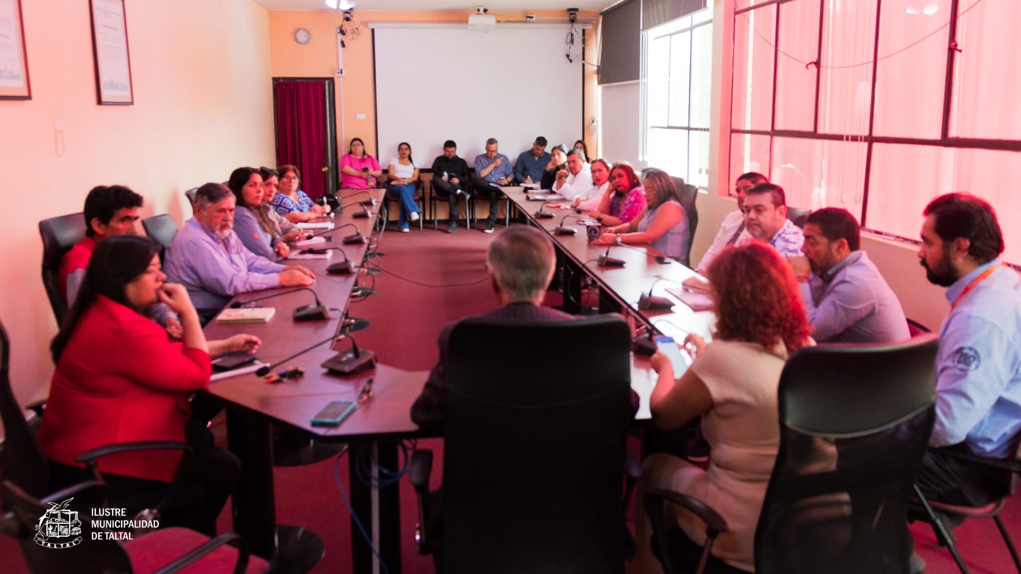 Vista general de la reunión de coordinación municipal con Bomberos, Cruz Roja y empresas locales.