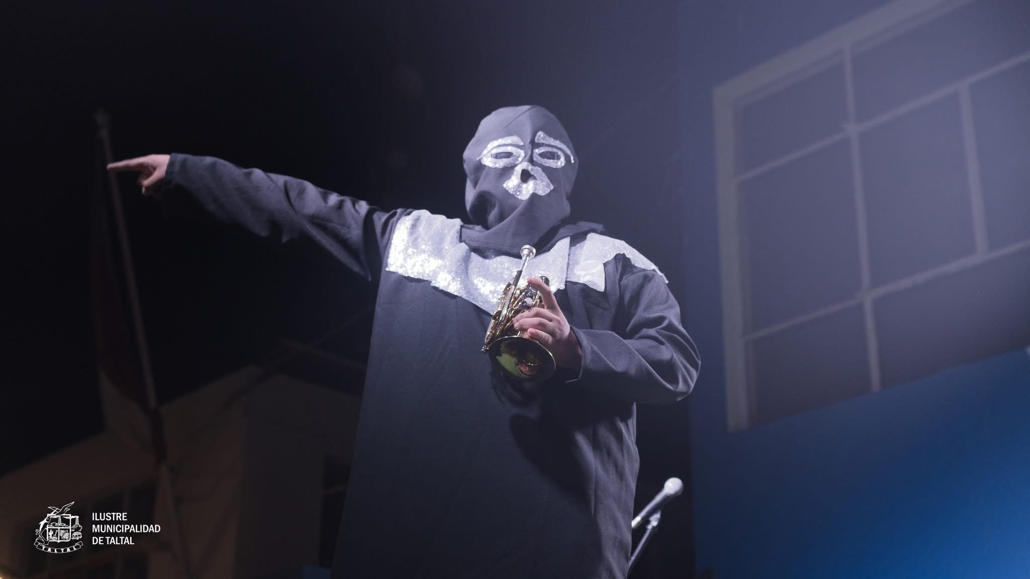 El Chacal de la Trompeta animando a los asistentes en el escenario de la Plaza de Armas.