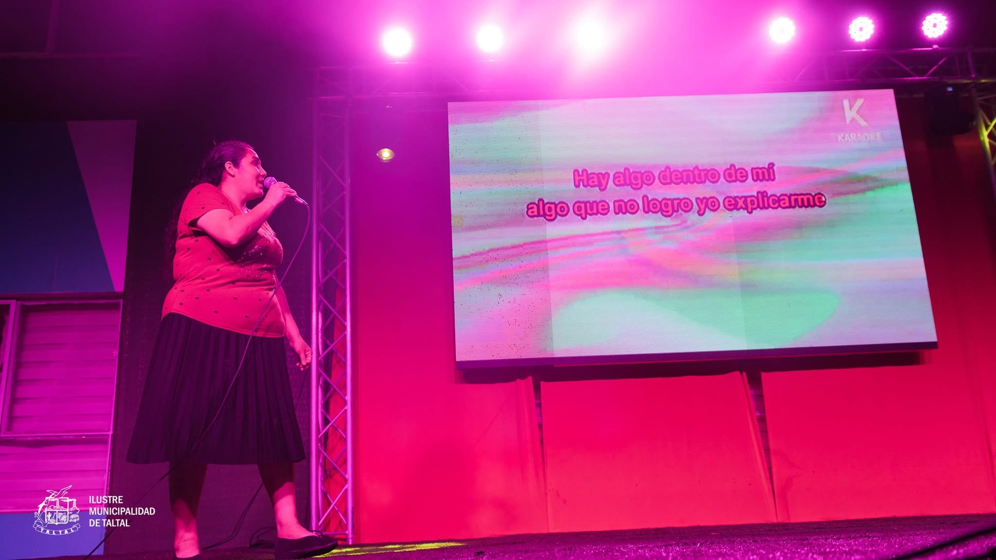 Vecina de Taltal interpretando una canción durante la jornada recreativa de verano.