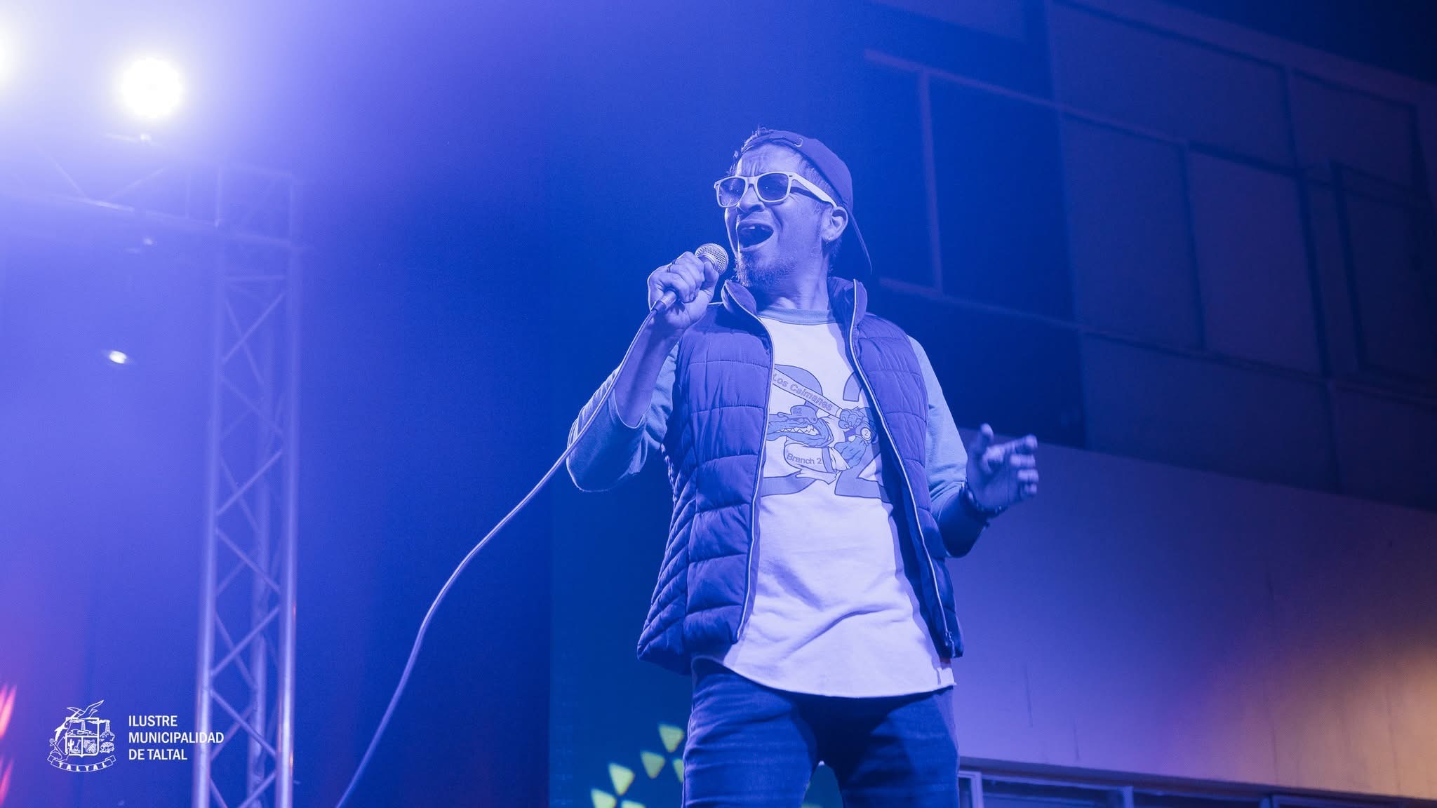 Participante local demostrando su talento musical en el evento Verano Taltal 2026.