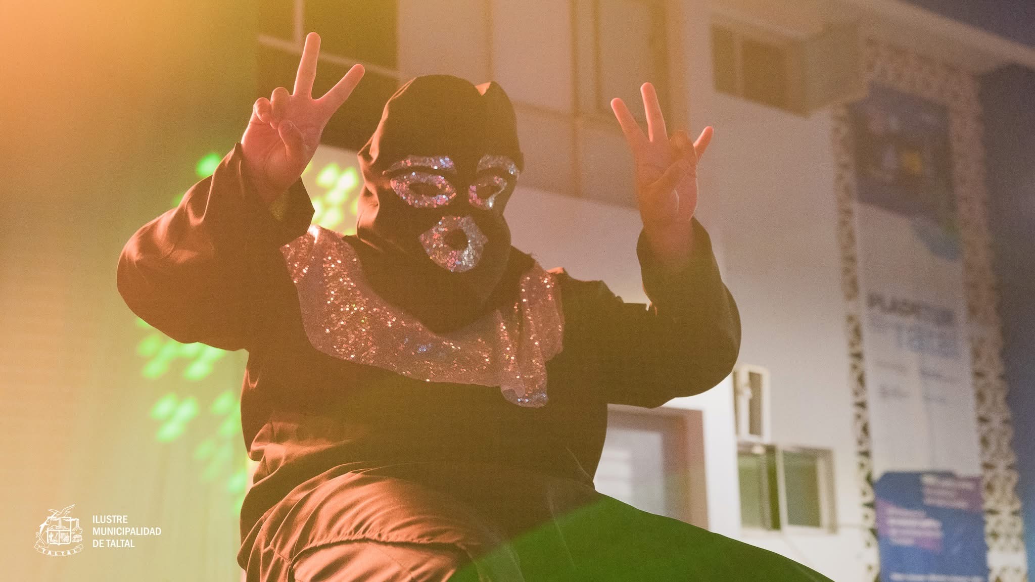 Animador caracterizado como el Chacal de la Trompeta haciendo gestos de victoria al público.