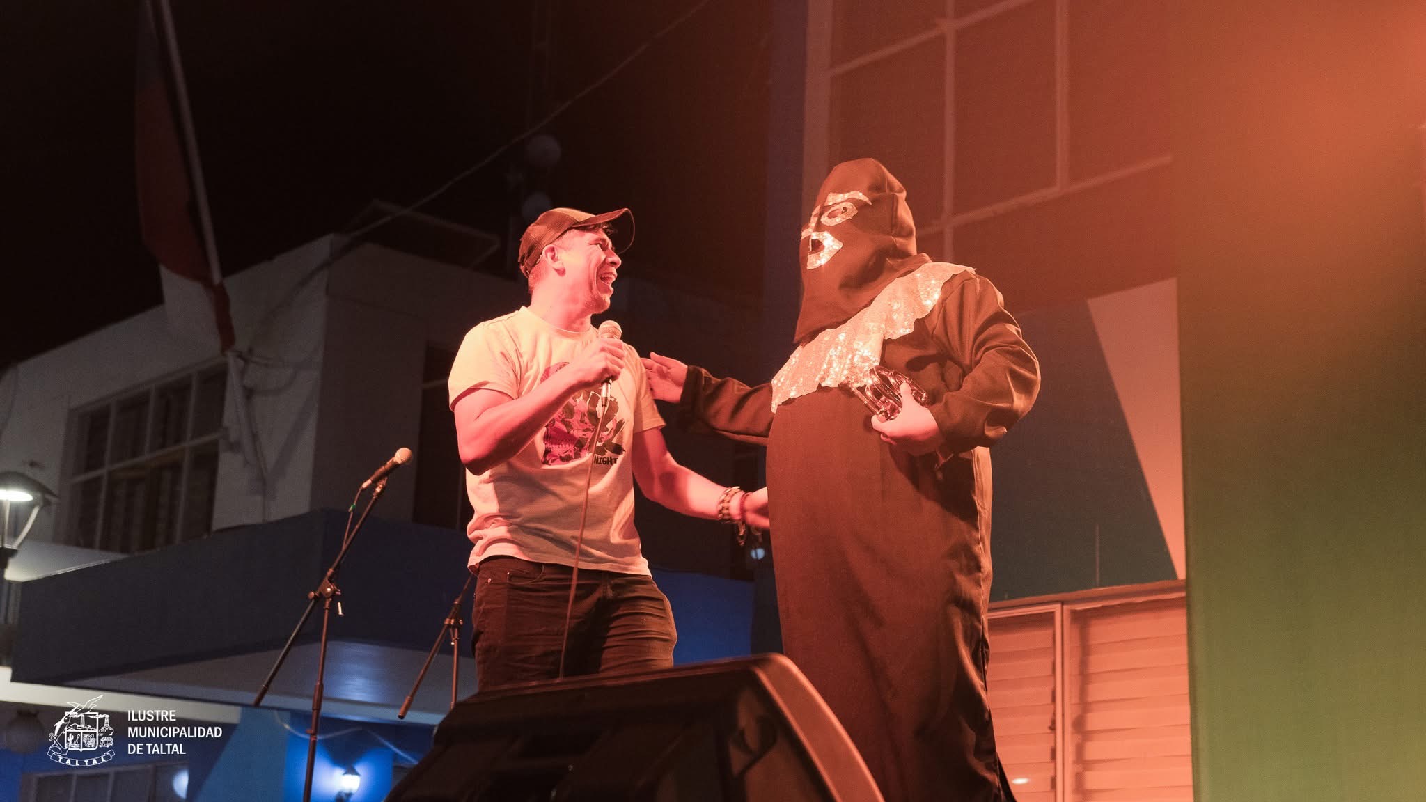 El Chacal de la Trompeta premiando e incentivando a los participantes del karaoke.