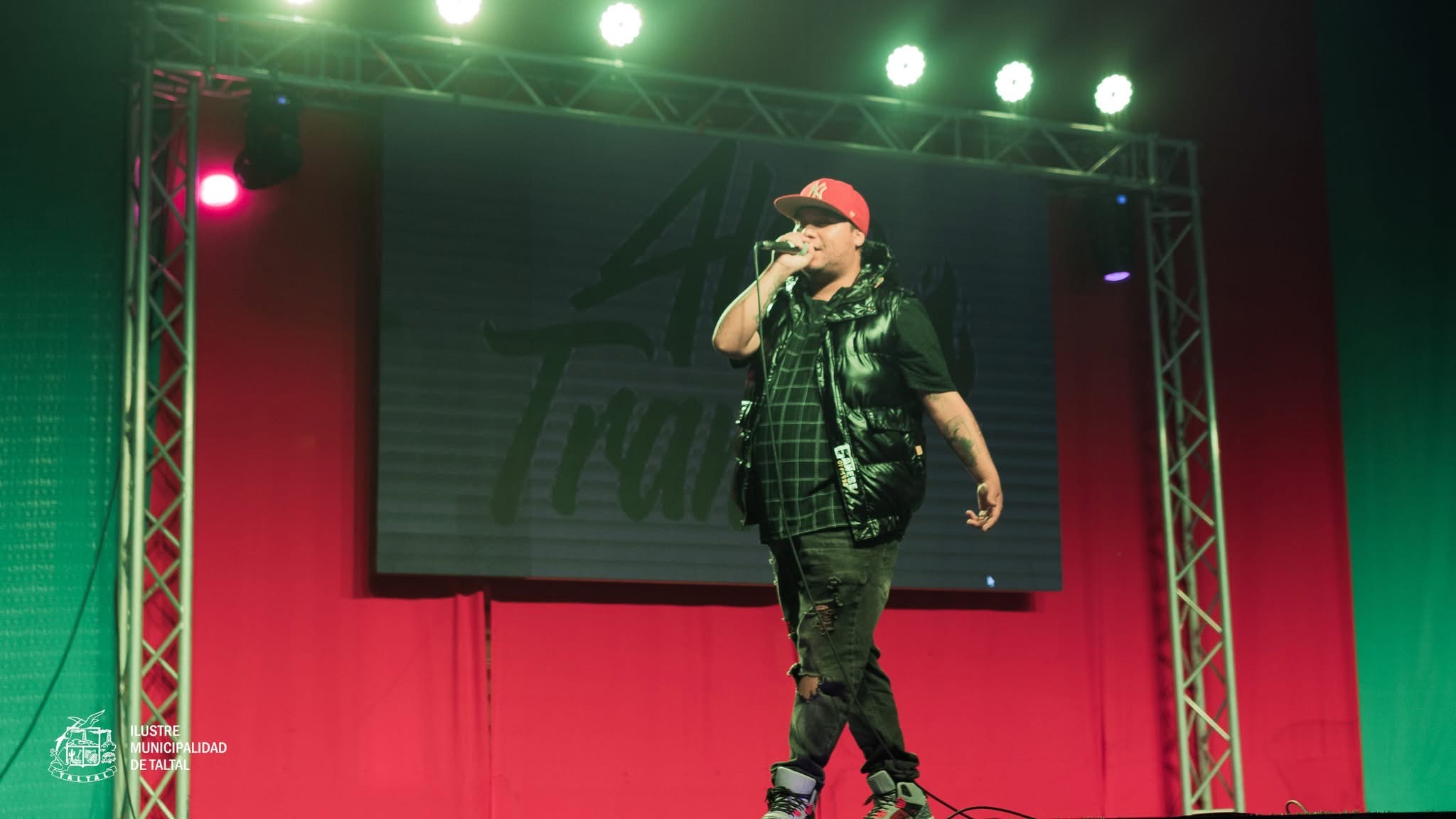 Participante de música urbana demostrando su talento en el programa Verano Taltal 2026.