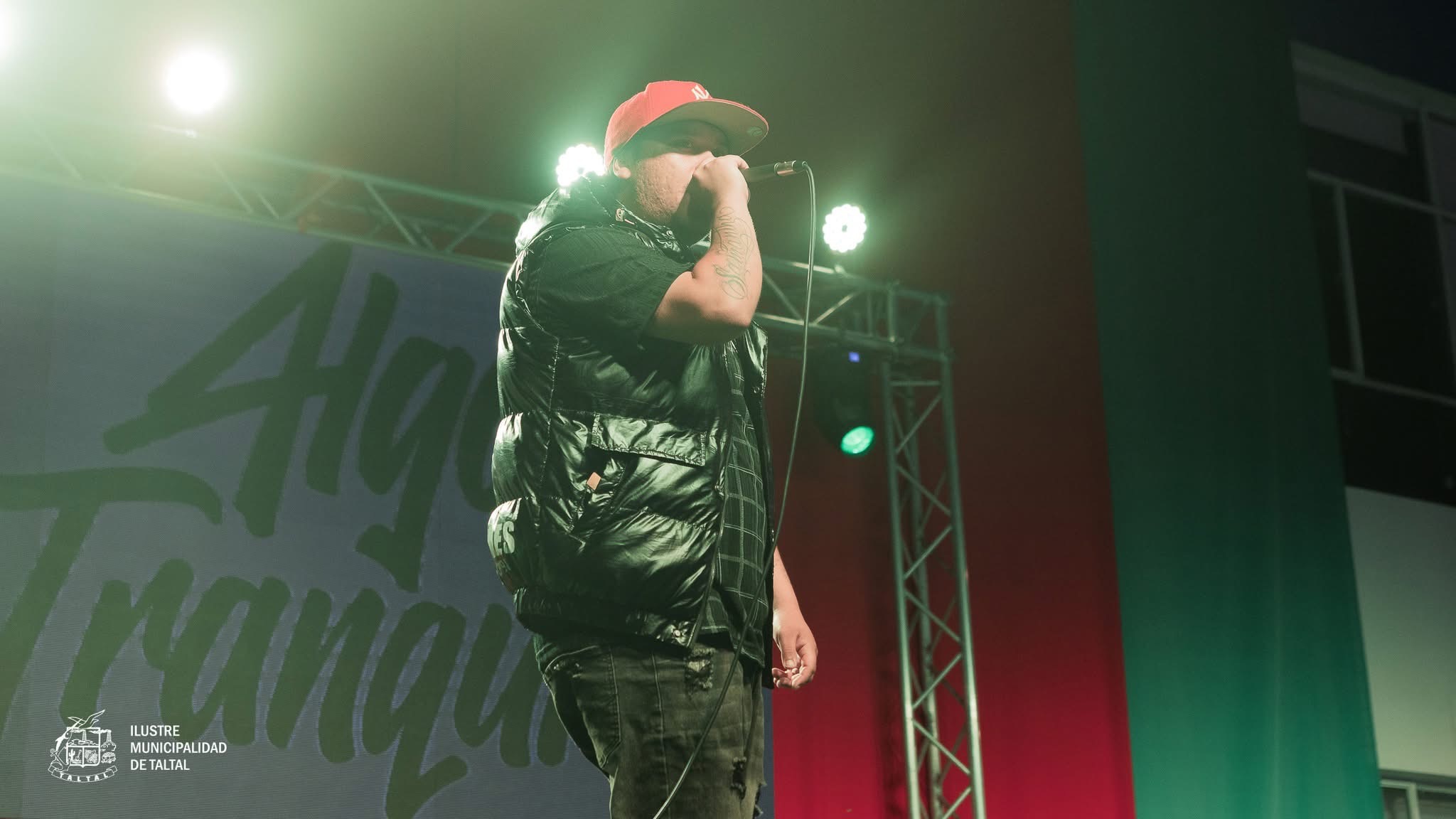 Joven artista local cantando en el escenario masivo organizado por la municipalidad.