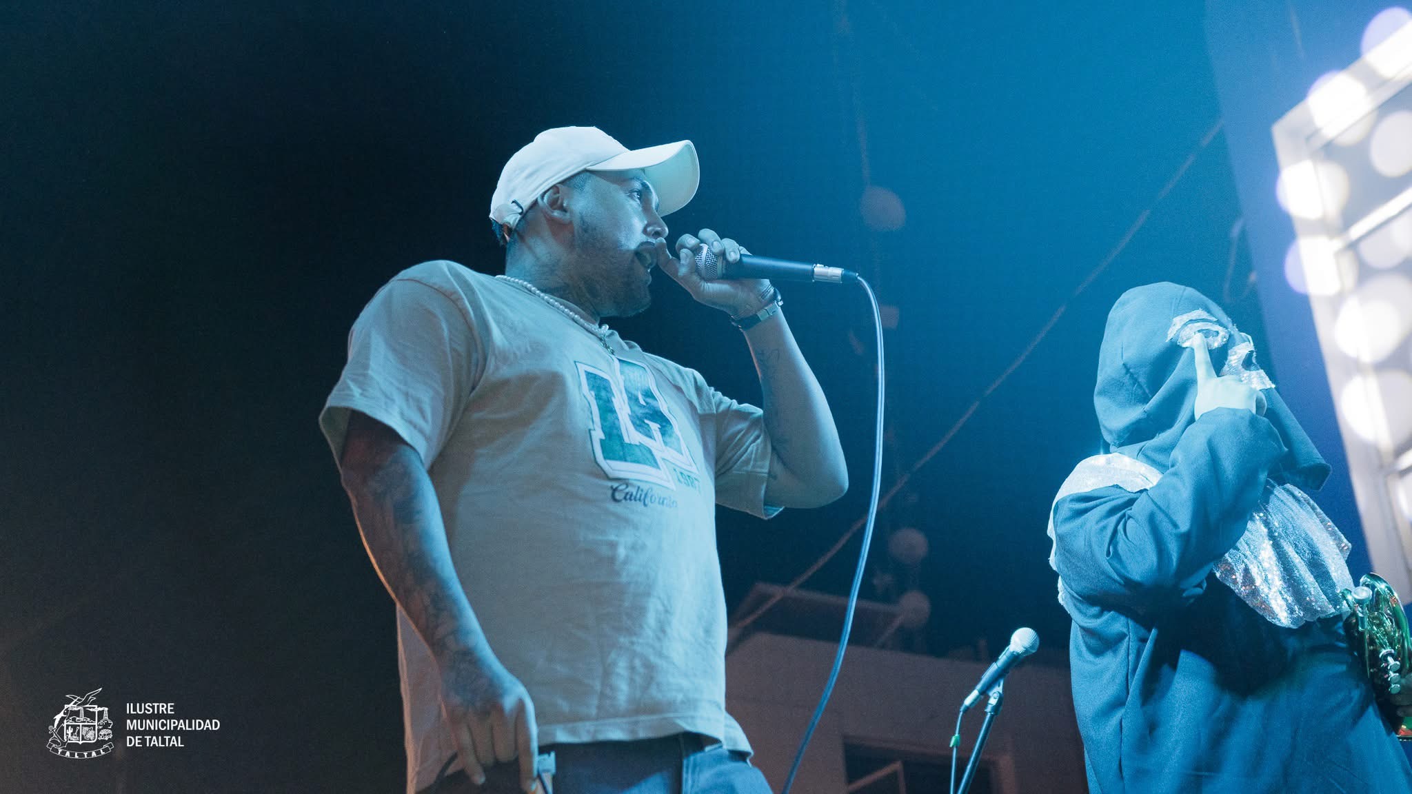 Presentación de rap junto al Chacal de la Trompeta en la jornada cultural nocturna.