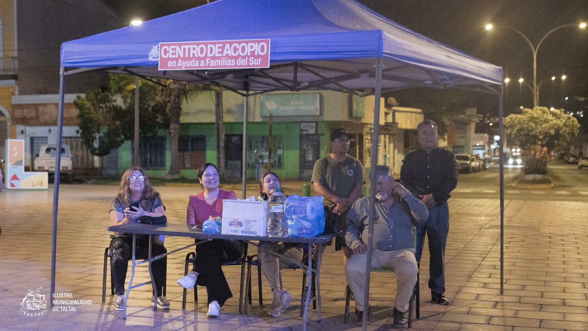 Funcionarias municipales en el punto de recolección de ayuda para familias del sur en la Plaza de Armas.