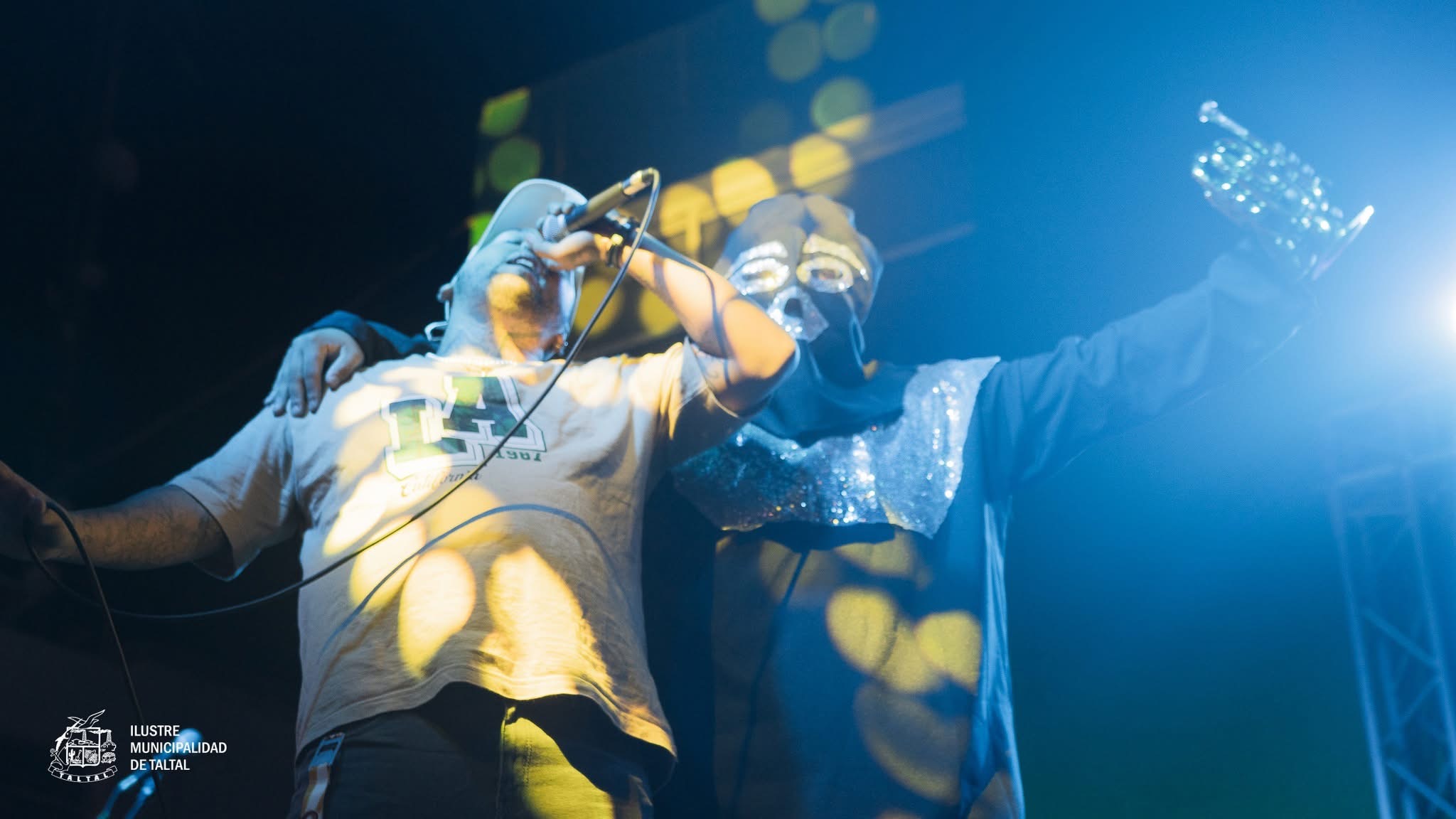 Participante local cantando junto al Chacal de la Trompeta en el escenario de Taltal.