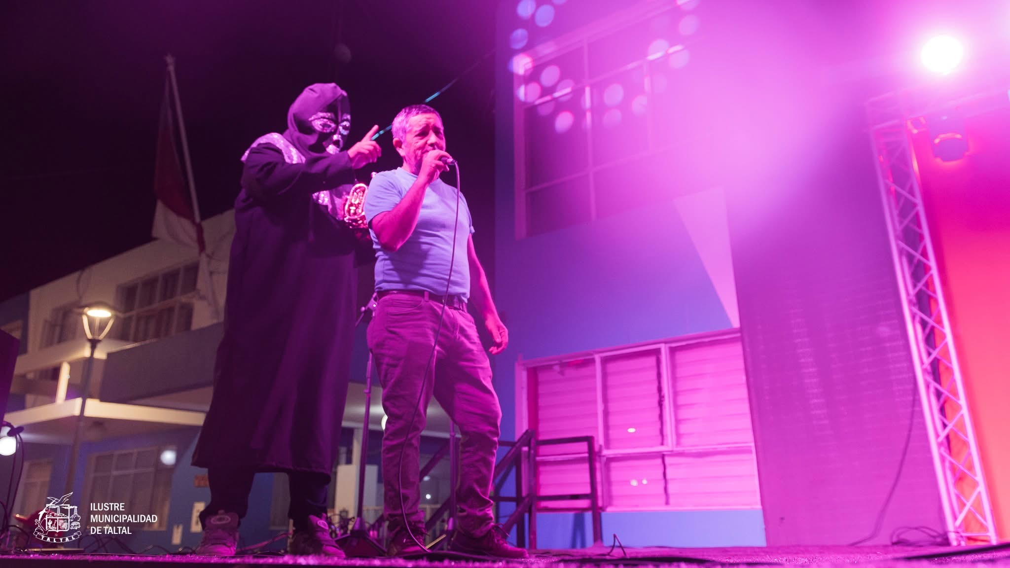 El Chacal de la Trompeta junto a un concursante en una noche de cultura y vida comunitaria.