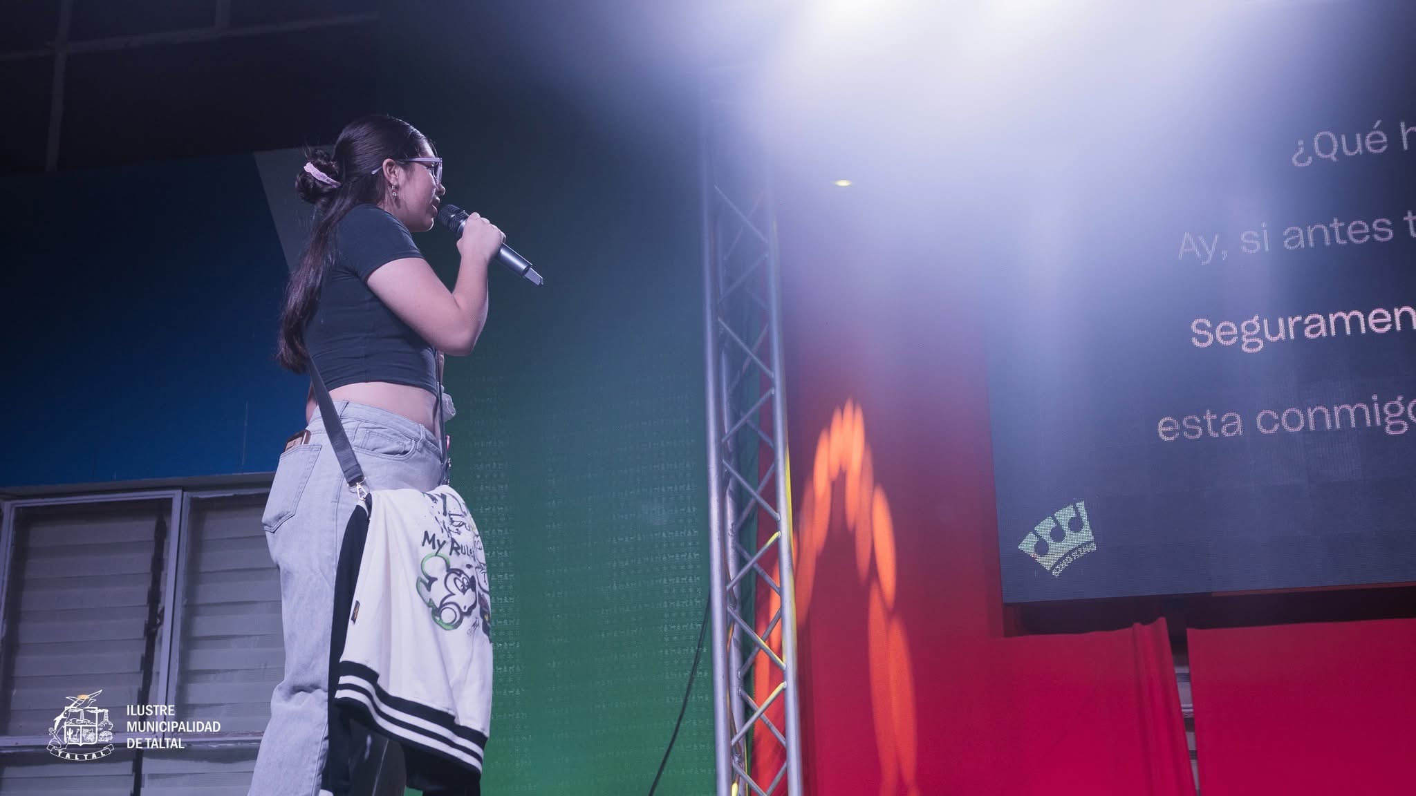 Joven artista local participando en el panorama cultural organizado por la municipalidad.