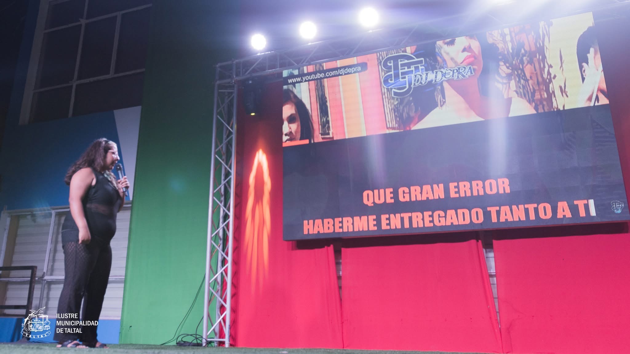 Detalle de la pantalla de karaoke durante una presentación musical en la Plaza de Armas.