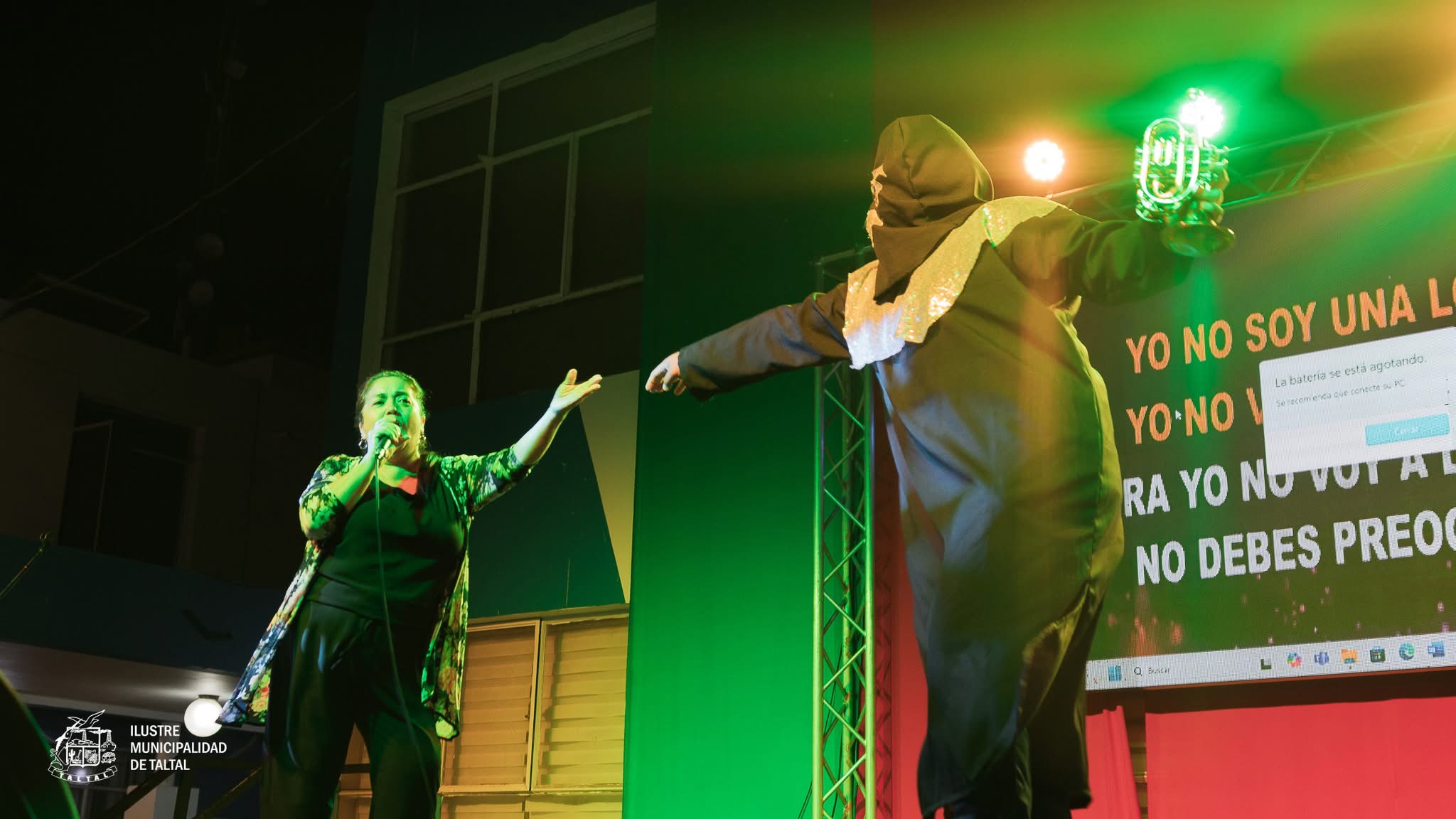 Vecina de la comuna participando activamente en la actividad recreativa municipal.