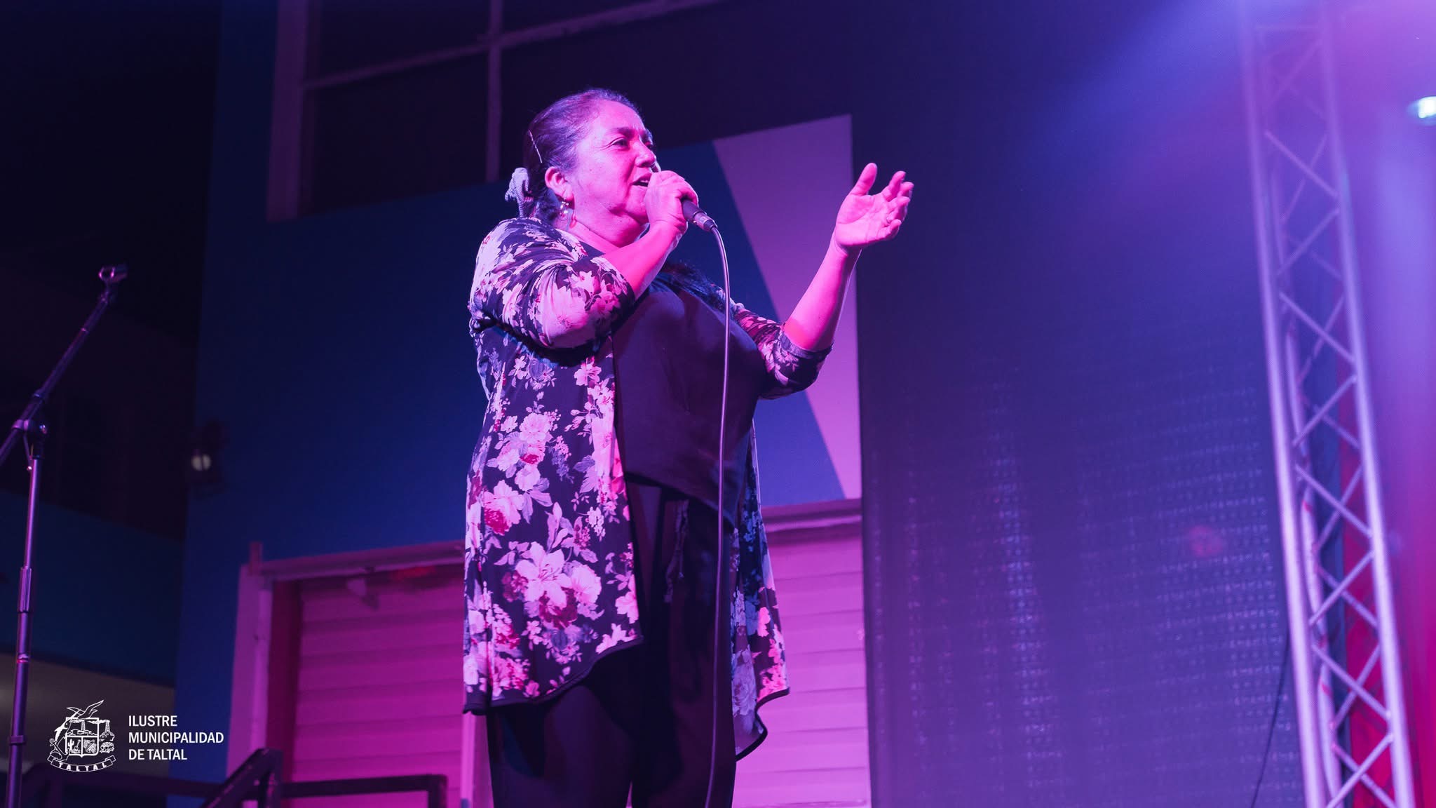 Vecina taltalina participando activamente en la actividad recreativa y cultural al aire libre.