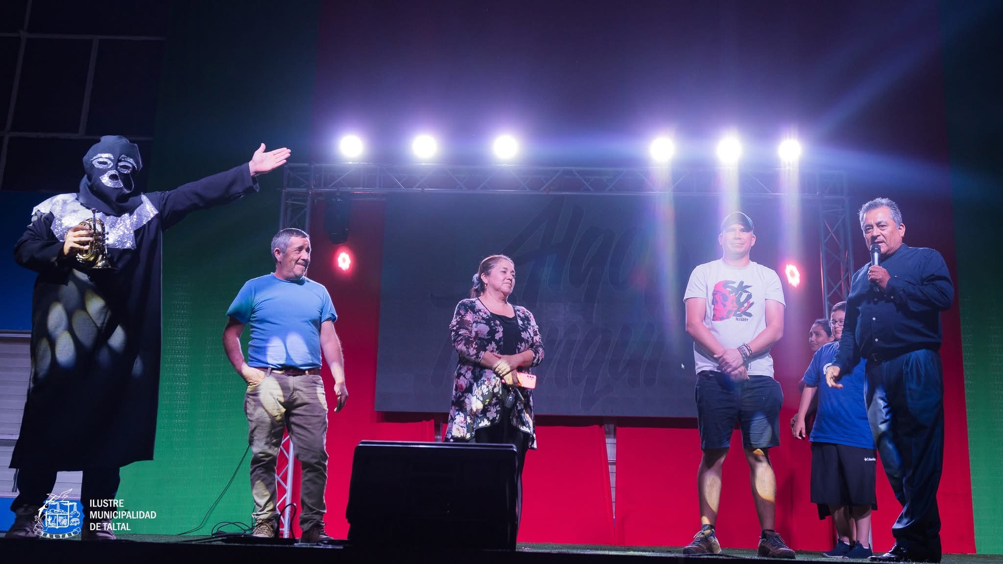 Participantes del karaoke comunitario recibiendo reconocimientos en el escenario municipal.