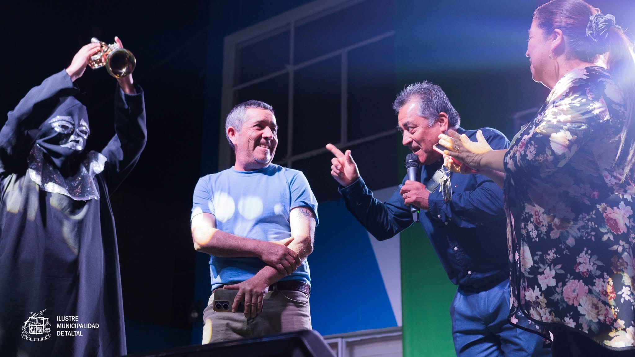 El animador Mario Castillo compartiendo con un vecino premiado en la Noche de Karaoke.