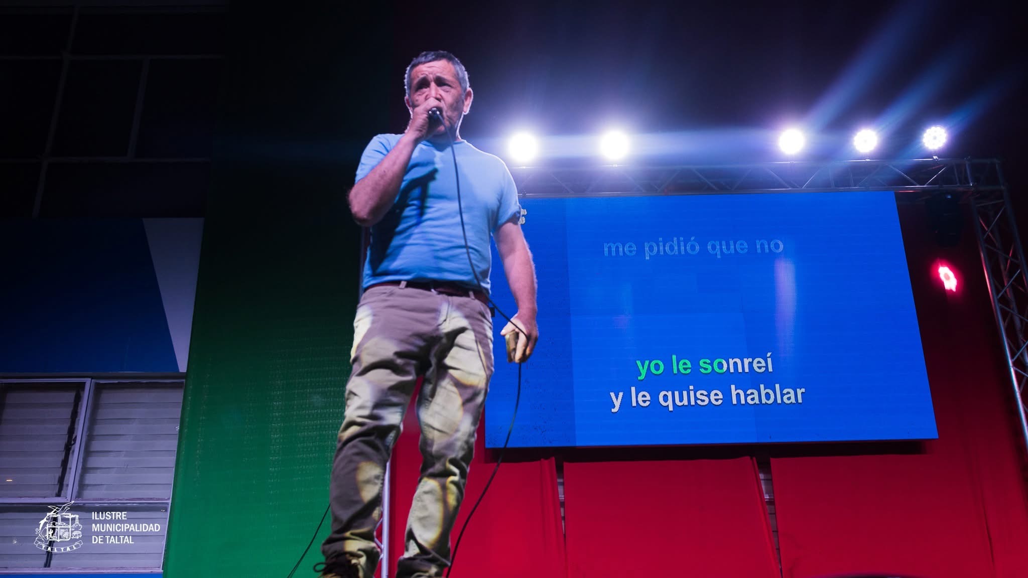 Concursante cantando en el evento masivo de identidad local y recreación estival.