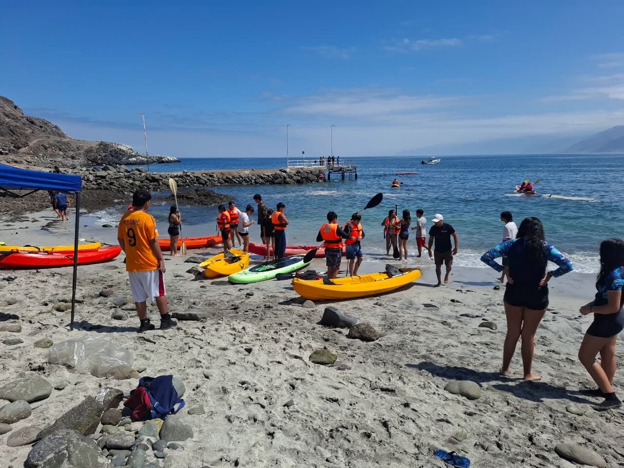 Personas practicando kayak durante actividad deportiva de verano en Taltal.