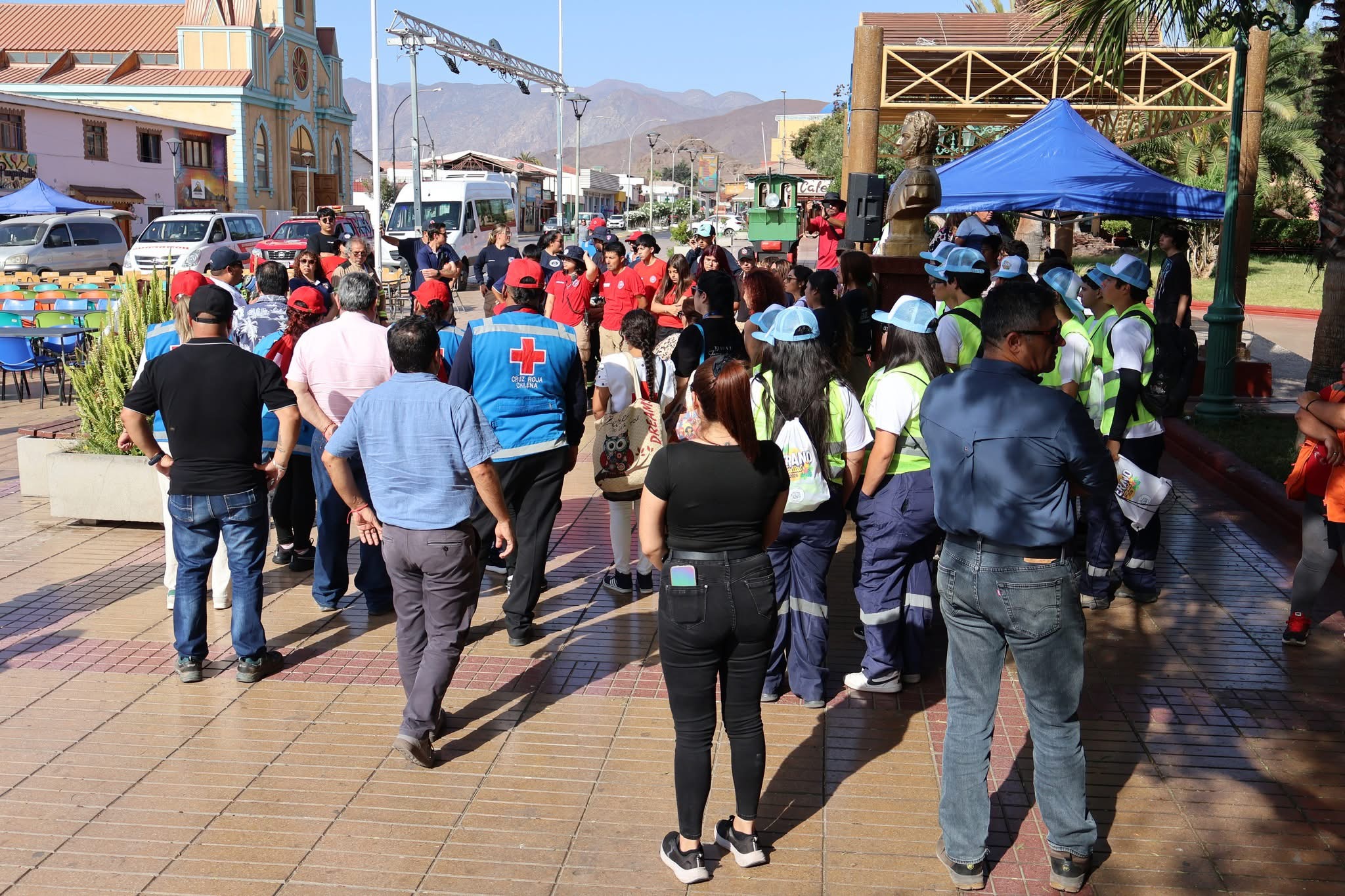 Equipos de trabajo organizados por sectores para la campaña de apoyo a familias afectadas por incendios.