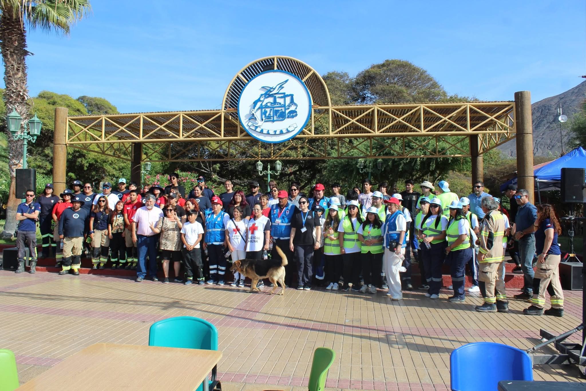Gran despliegue de voluntarios institucionales en la Plaza de Armas de Taltal.