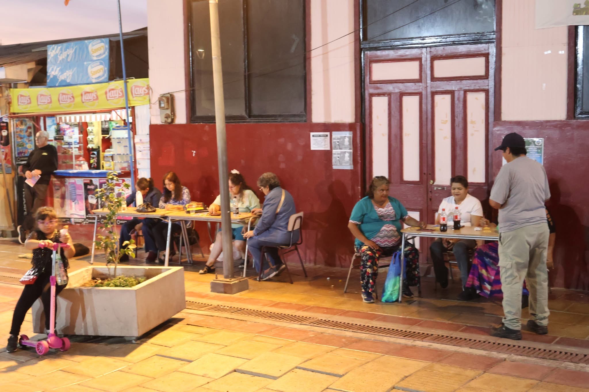 Funcionarios de la Ilustre Municipalidad de Taltal coordinando la entrega de cartones de bingo.