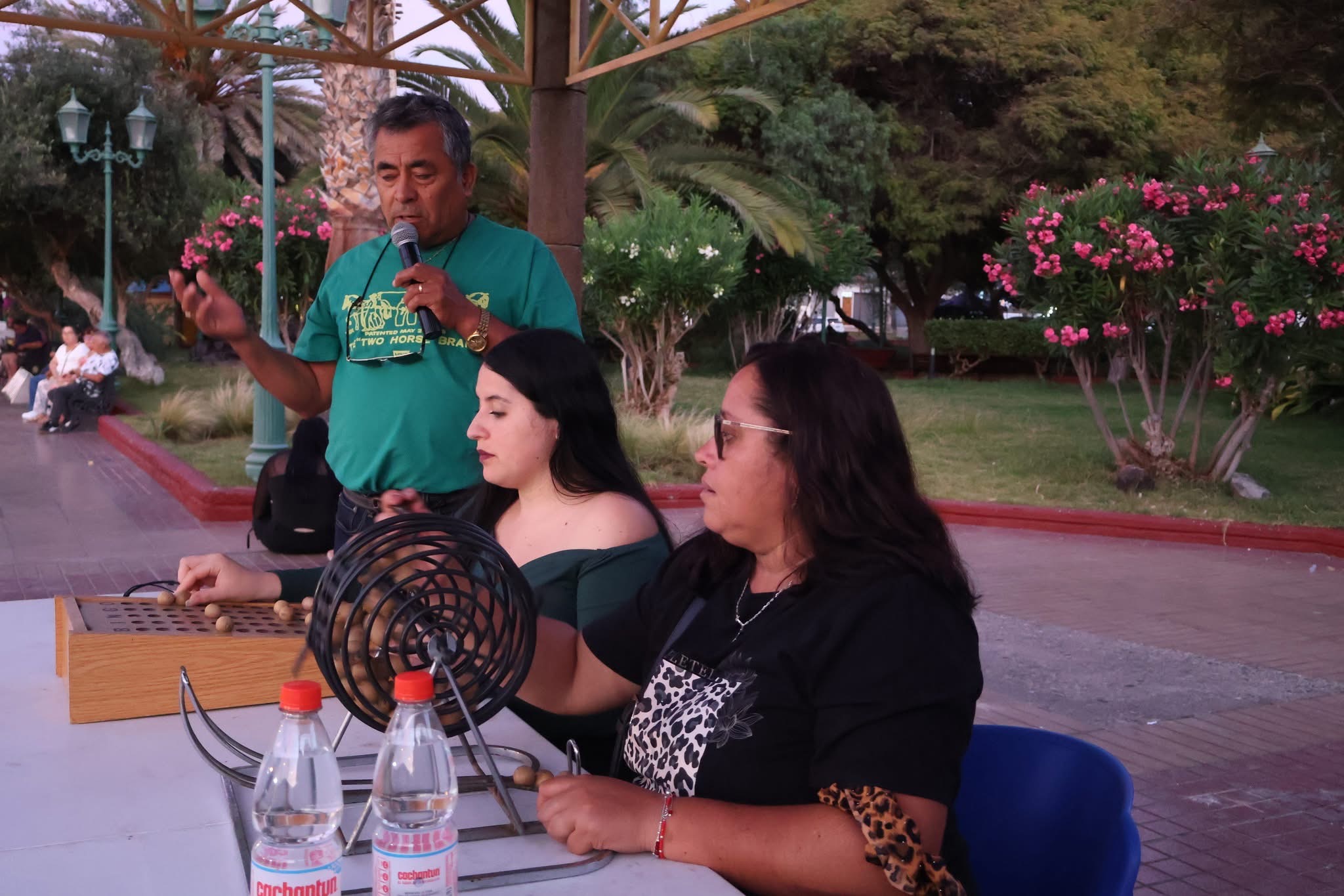 Equipo organizador operando la tómbola de aire durante el Gran Bingo Veraniego.