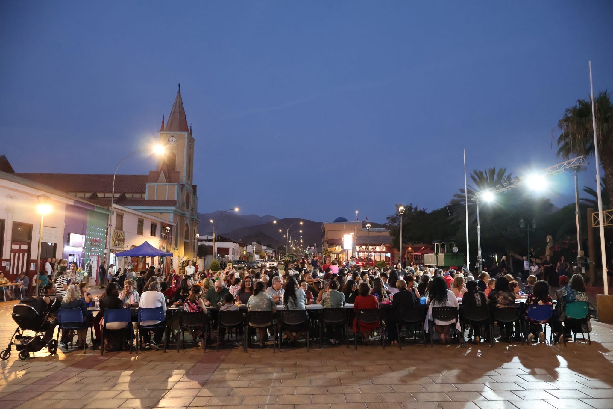 Vista nocturna masiva de familias participando en el Gran Bingo Veraniego en Taltal.