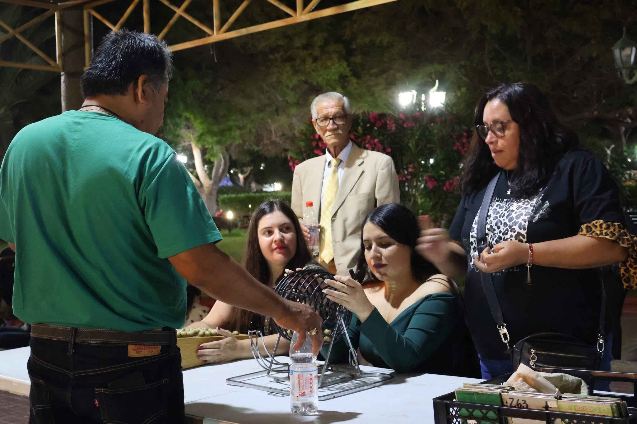 Encargados del sorteo verificando los números ganadores en la mesa oficial.