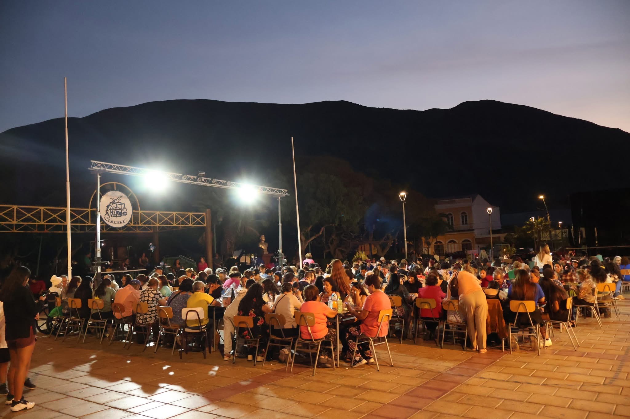 Impresionante vista nocturna del bingo con los cerros de Taltal iluminados al fondo.