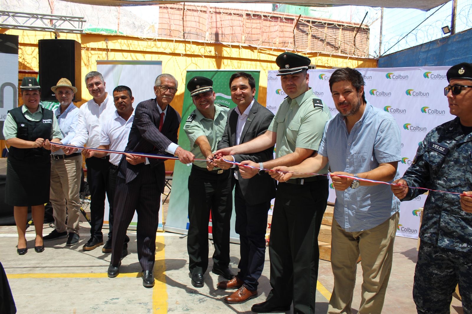 Autoridades realizan el corte de cinta en la inauguración del Taller de Carpintería del CET de Taltal junto a Colbún y Gendarmería.