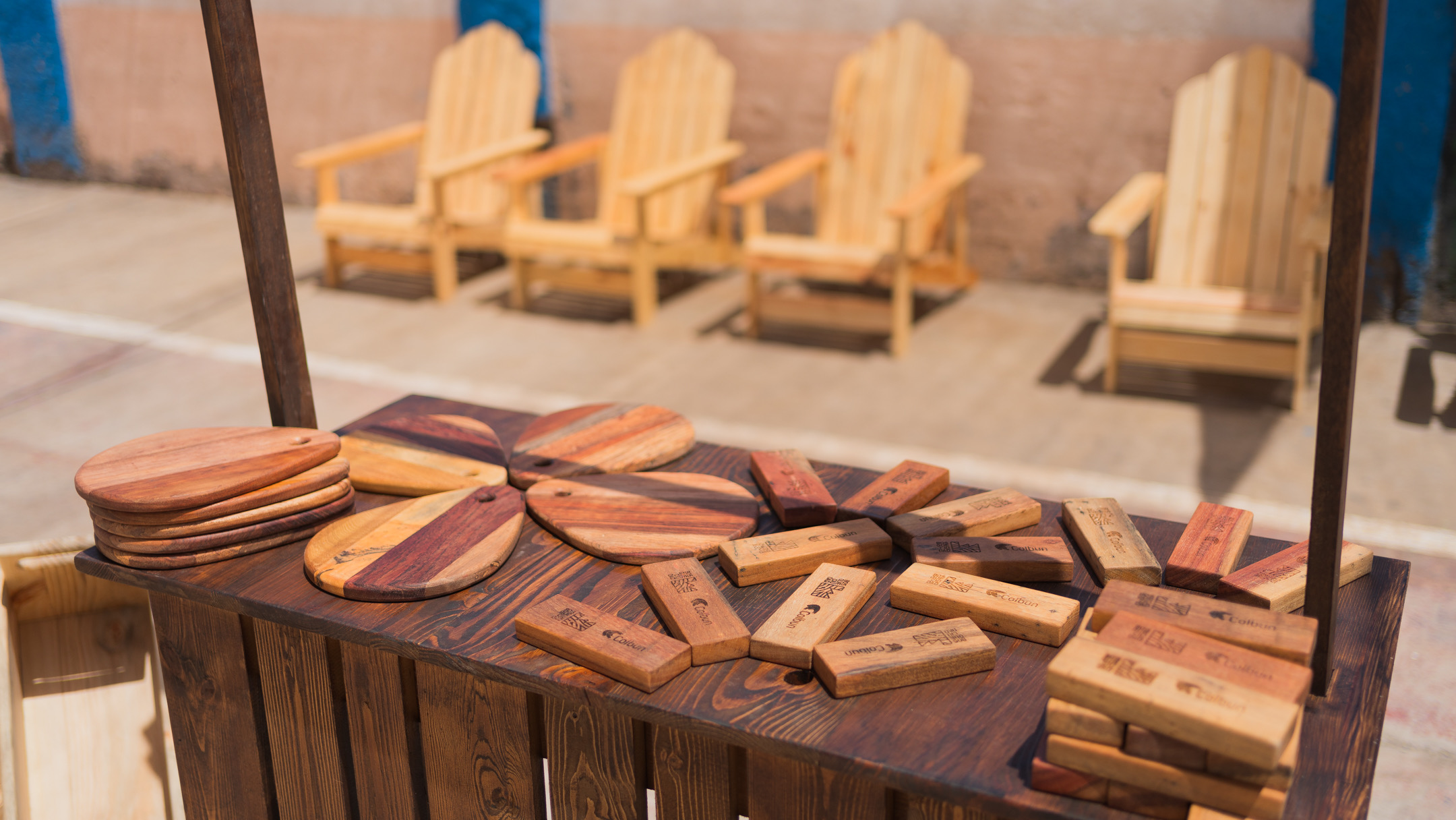 Muestras de productos de madera elaborados en el Taller de Carpintería del CET de Taltal durante la inauguración.
