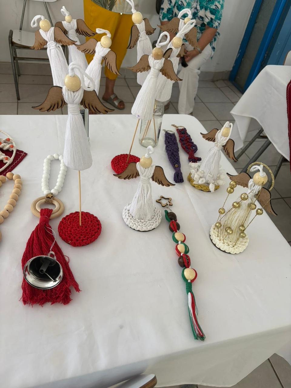 Figuras de ángeles tejidos en macramé con detalles en madera, creados por las vecinas de La Caleta.