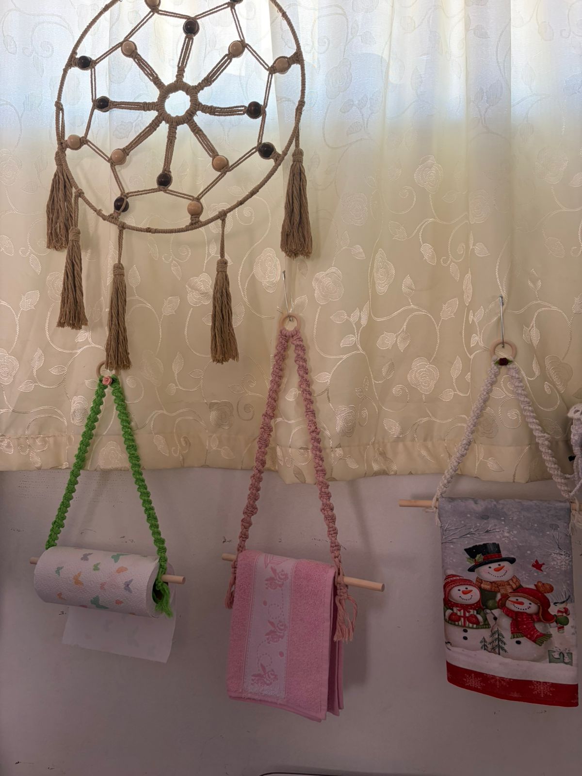 Atrapasueños de gran escala con flecos largos y nudos complejos realizados por las alumnas.