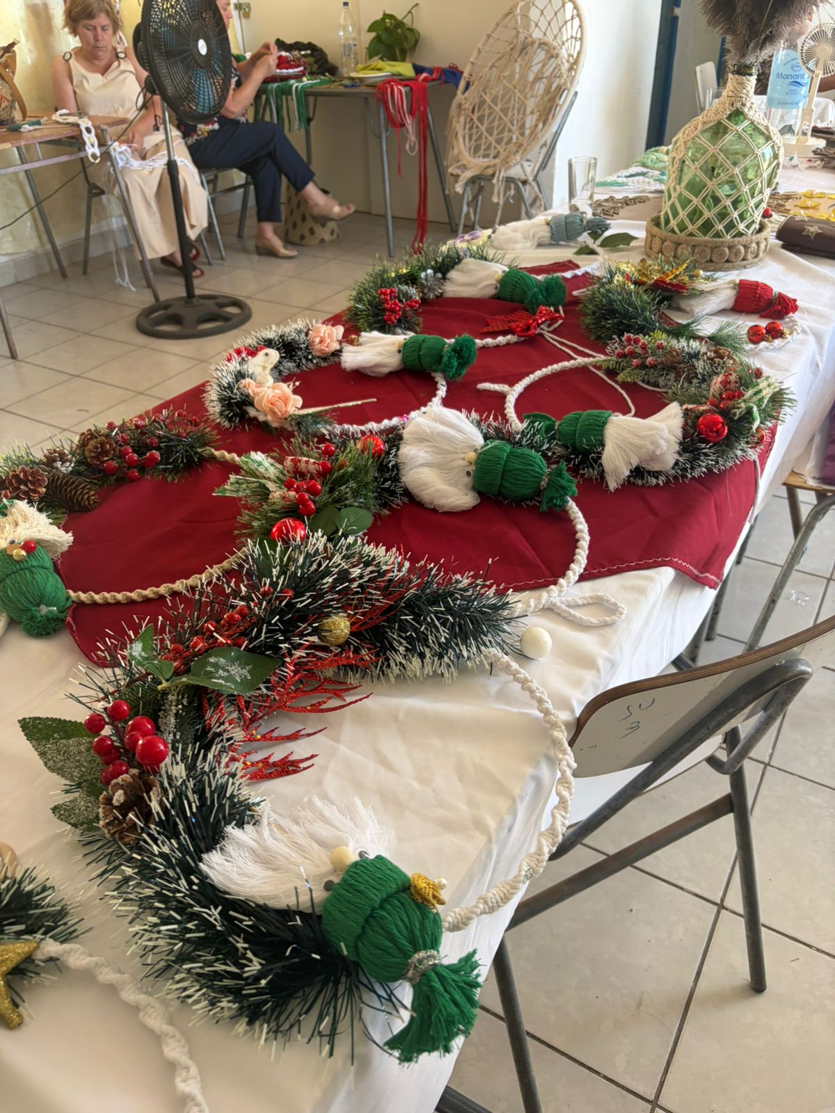 Adornos y guirnaldas navideñas tejidas con la técnica de macramé durante las sesiones intensivas.