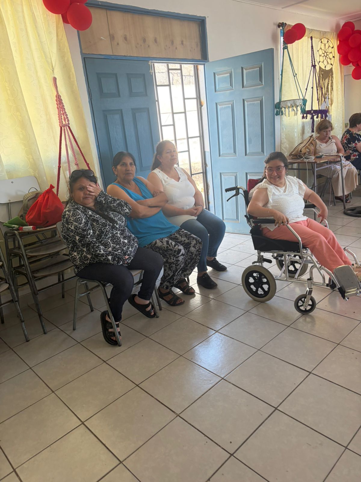 Vecinas de Taltal sentadas en la sede social participando de la ceremonia de clausura del taller.