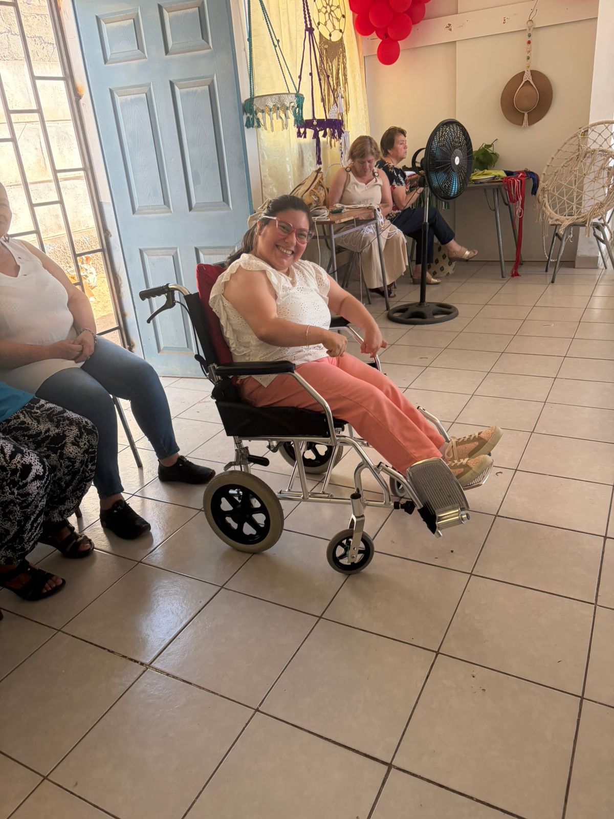 El taller no solo enseñó técnicas manuales, sino que funcionó como una terapia de bienestar emocional para las 17 vecinas participantes.