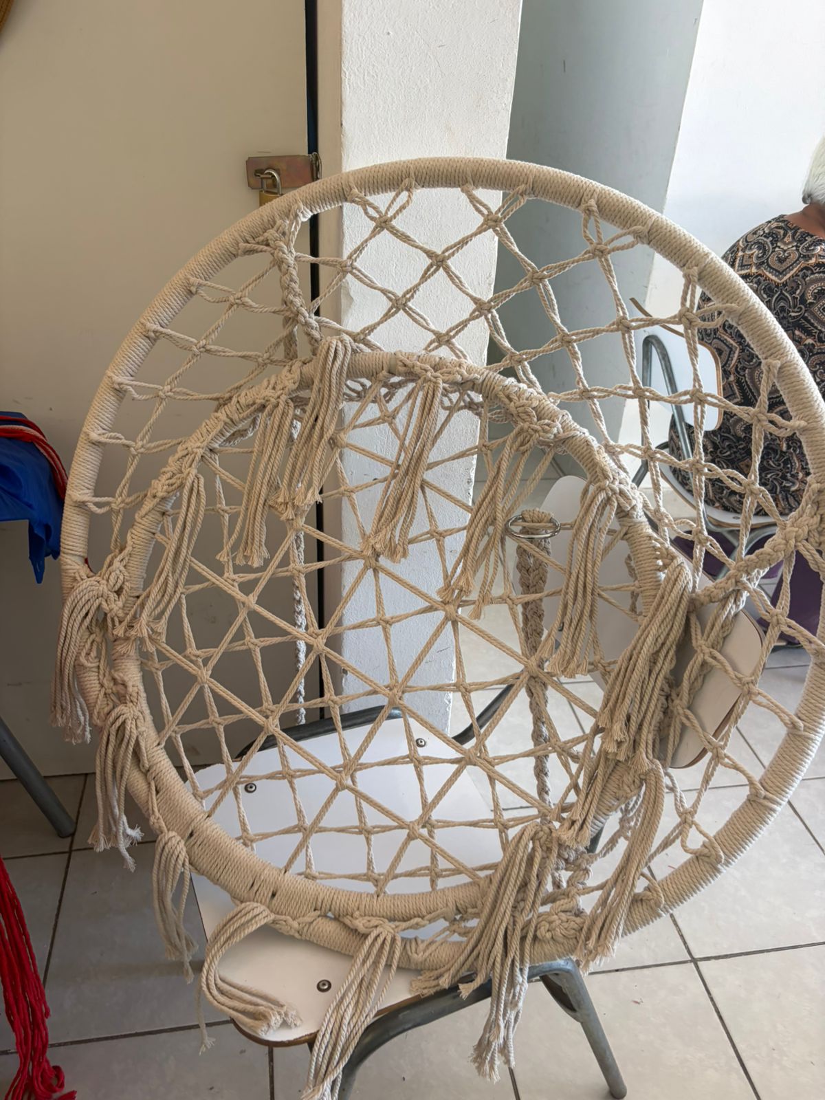 Columpio artesanal de gran tamaño tejido en macramé, destacando el nivel técnico del taller.