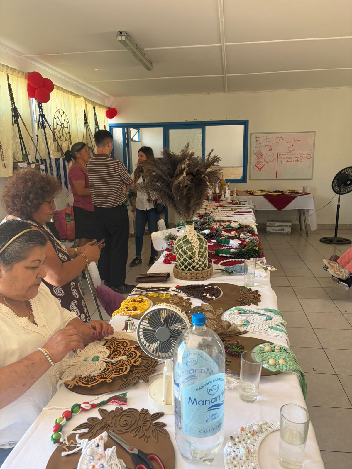 Vista general de la mesa de exposición con todos los trabajos realizados durante las 24 horas de taller.