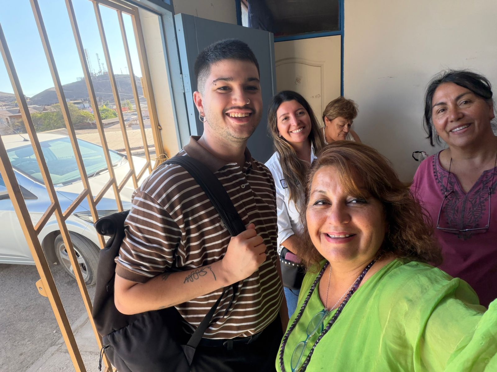 Selfie grupal de las participantes y la monitora Karina Olave celebrando el cierre de la capacitación.