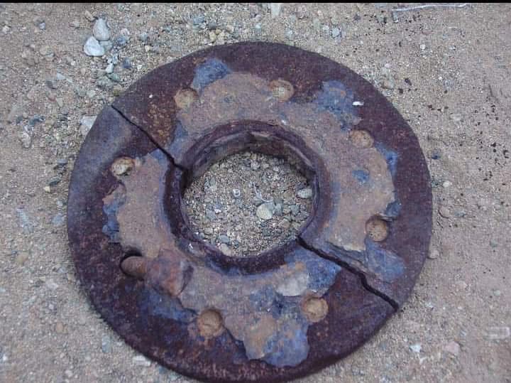 Detalle de una pieza industrial metálica hallada en los alrededores de las antiguas faenas salitreras de Taltal.