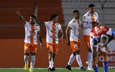 Cobresal sorprende y derrota a la UC en El Cobre: 3-2 con dos golazos tempraneros y doblete de Zampedri